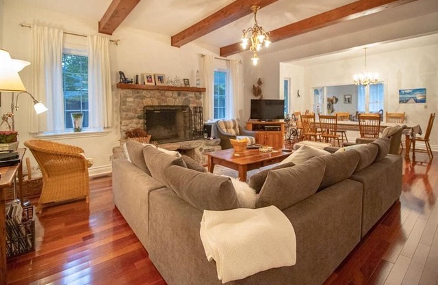 Casa Bonita - Beautiful 4Br Simcoe Cottage w/ Swimming & Wi-Fi!