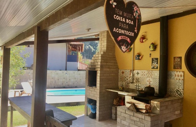 Casa bonita na serra com piscina lareira e hidro na rua principal