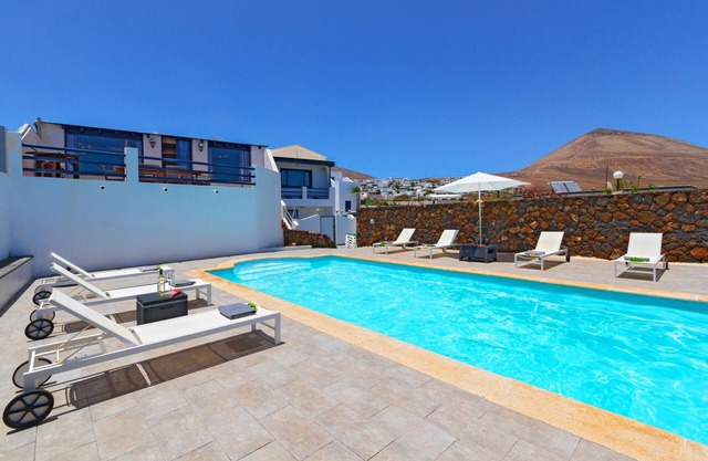 Nueva casa de lujo con gran piscina climatizada privada de agua salada biológica