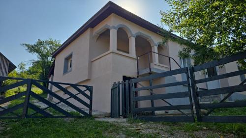Casa bunicilor- liniștea prispei, răcoarea beciului și aerul poianei