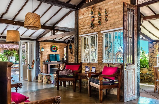 Casa caiçara com 5 suítes, piscina aquecida, sauna e vista para o mar
