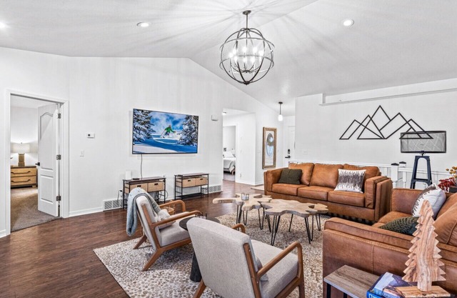 Casa Cliffside: Animal Friendly, Mountain Getaway w/ Private Balcony