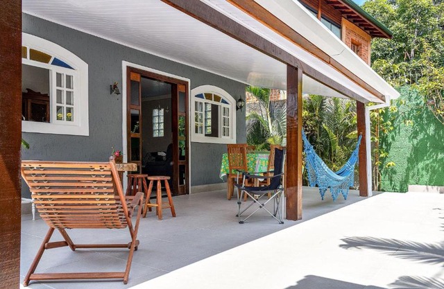 Casa com churrasqueira e jardim perto da praia