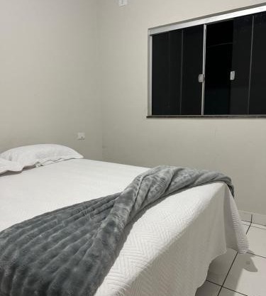 Casa com dois quartos e piscina em mineiros