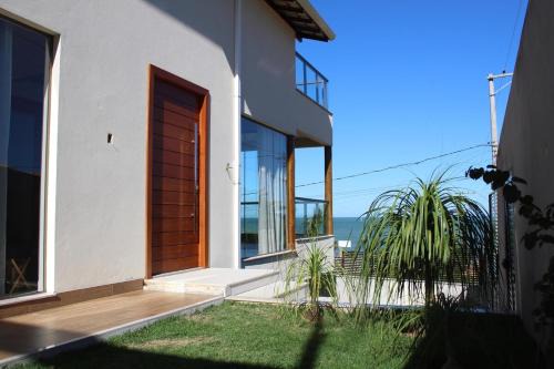 Casa com mezanino, de frente para o mar