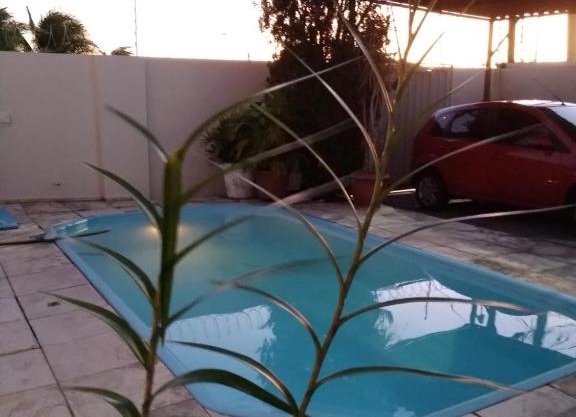Casa com piscina 3/4 4 km Rota do Sol aconchegante