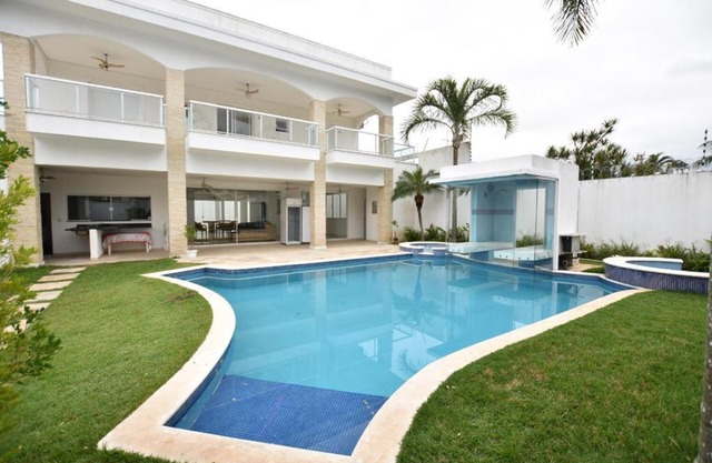 Casa com piscina a 150m da praia da Enseada