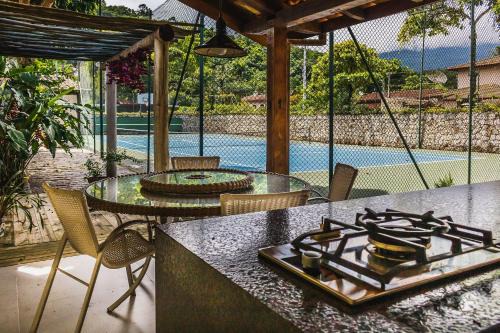 Casa com quadra de tênis perto da Praia de Perequê