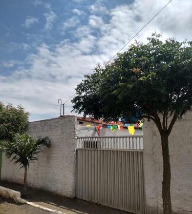 Casa com quartos privados e ambientes partilhados