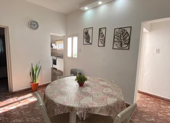 Casa con cochera doble y parrillero en zona estratégica
