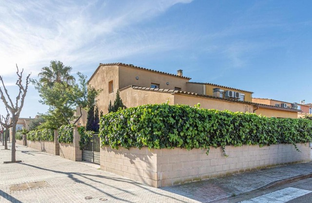Casa con Jardín Privado, 3 Habitaciones, Terraza y Garaje en Sant Pere Pescador - ES-89-100