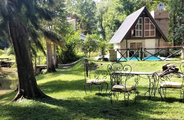 Casa con PILETA al borde del RIO