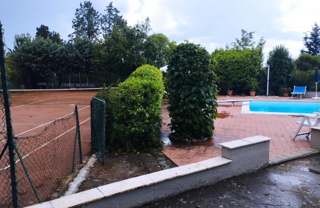 casa con piscina e tennis