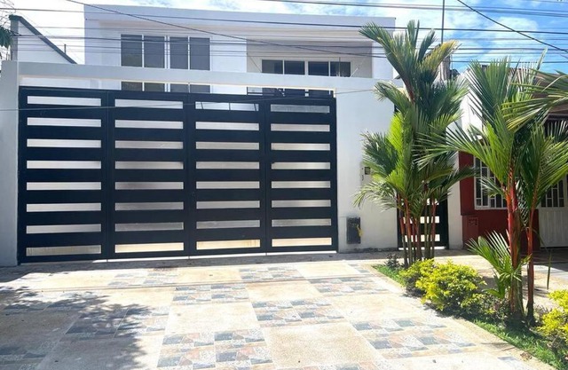 Casa con piscina en zona urbana