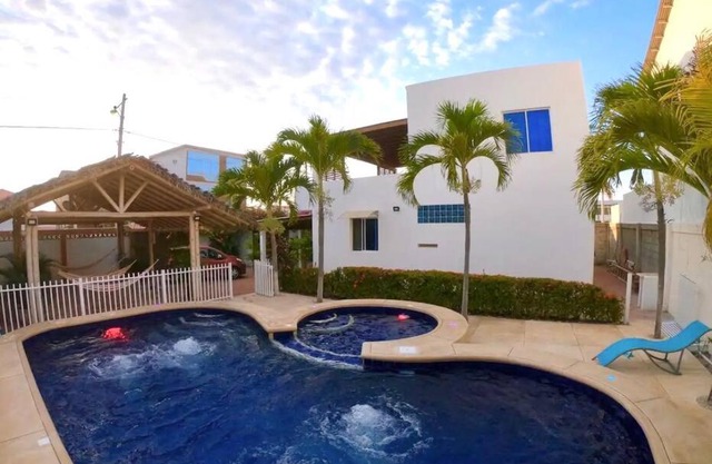 Casa con piscina privada y salida a la playa