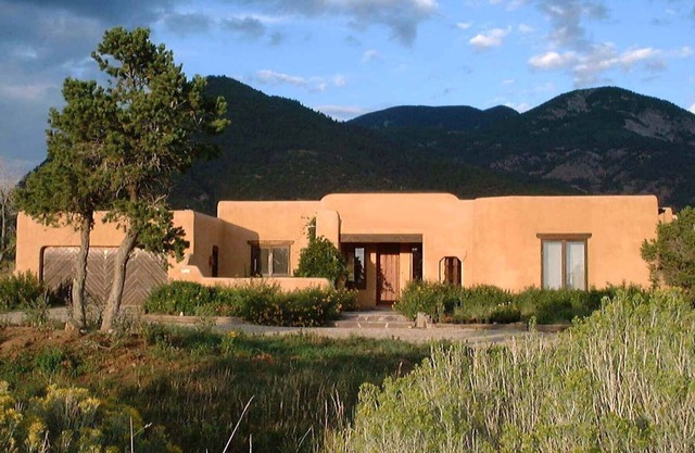 CASA COYOTE - Taos Custom Adobe Home - Vistas / Swim / Ski / Spa / Tennis / WIFI