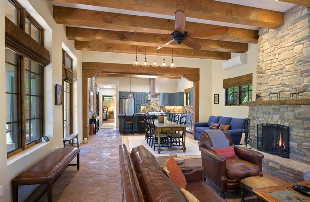 Casa Cuervo - Luxury Home off Canyon Rd.