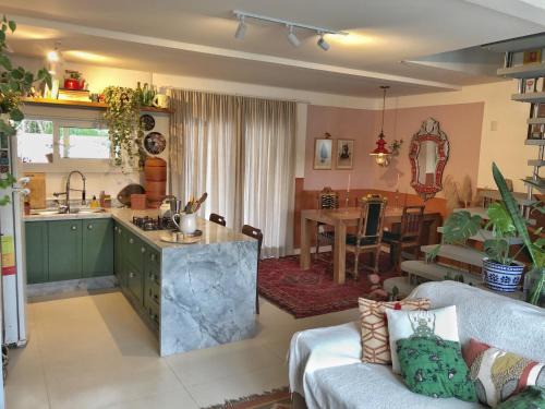 Casa da Maria e suas 3 vira-latas
