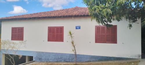 Casa das Mangueiras no Largo da Matriz de São Gonçalo do Rio das Pedras