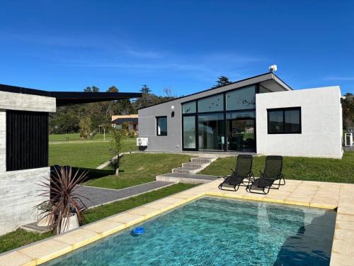 Casa de campo luminosa, cómoda con pileta y jardín