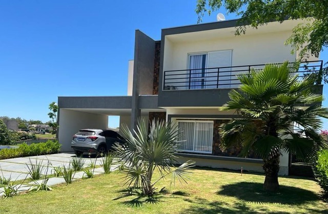 Casa de Campo Ampla, Nova e com Piscina Climatizada, em Condomínio Fechado