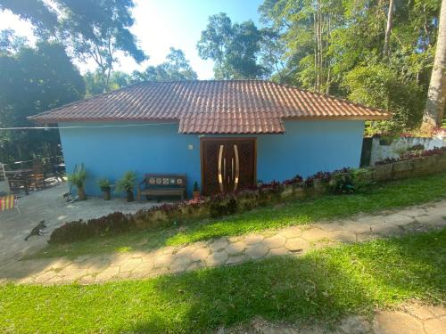 Casa de campo com muito verde e paz/2 quartos/Wi-Fi/churrasqueira/deck/trilha/minha cachoeira