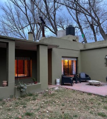 Casa de campo frente al río Colorado