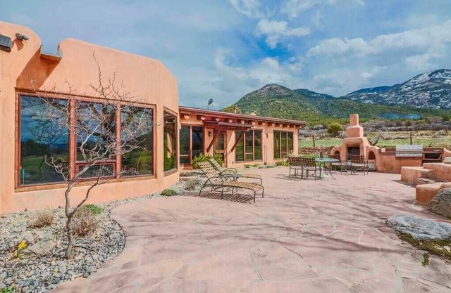 Casa de la Valle Luna Luxurious and Amazing Patio with Hot Tub and Fireplaces