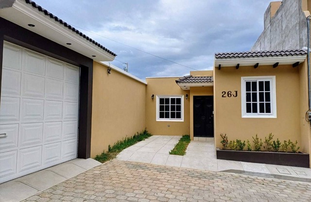 "Casa de las Flores · Family-Friendly House · Full A/C + Garden"