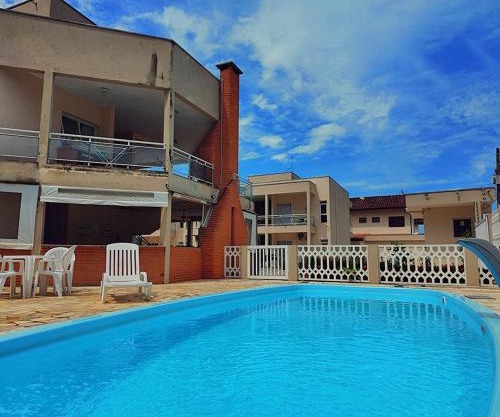 Casa de Praia MarAzul Linda casa em condomínio com piscina, churrasqueira e sala de jogos com sinuca apenas 3 quadras da praia Massaguaçu