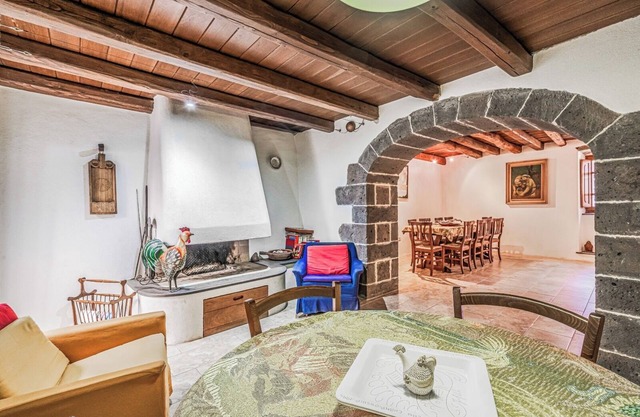 Bonita casa de pueblo reformada con terraza y dos baños.