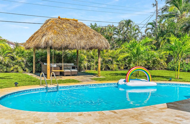 Casa Del Sol - Bike to Beach, Saltwater Pool & Private Backyard