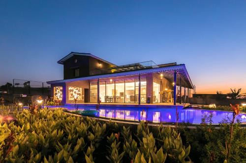 Casa del Verde by StayVista - Orchards oasis with a pool, Spacious lawn, Terrace & Indoor games