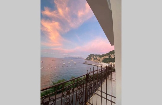 Casa di charme panoramica a Capri sulla spiaggia.