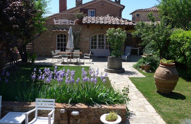Casa luminosa y ligeramente romántica rodeada de paredes y piscina medievales