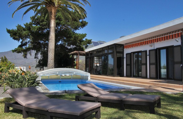 Casa de vacaciones Casa Dos Dragos con piscina y vistas al mar