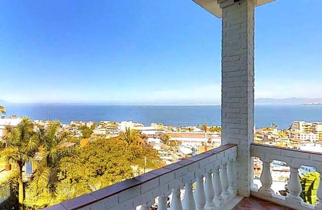 CASA ECUADOR Hermosa vista de 2 dormitorios / 2 baños.