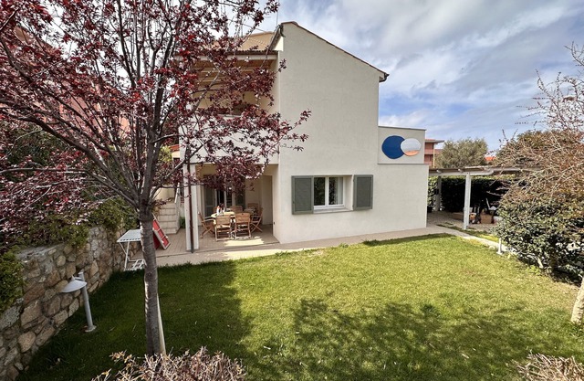 CASA ELENA: Nueva casa bien cuidada y luminosa con jardín bien amueblado.