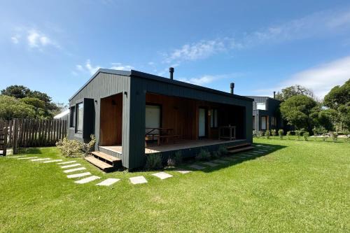 Casa en chapa a estrenar a dos cuadras de Cruz del Sur - Landhouses Casa Paraiso - HOLA SUR