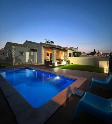 Casa en L Escala con piscina y WIFI free