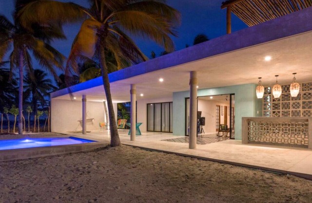 Casa en la playa frente al mar con alberca