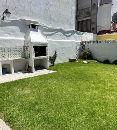 Casa en Mar Del Plata con parque, parrilla y cochera cubierta a dos cuadras del mar