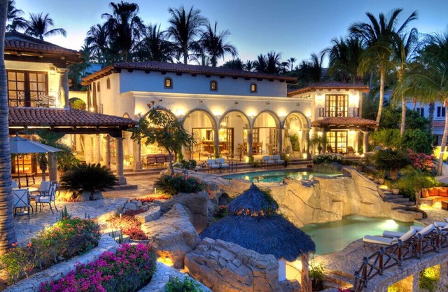 Villa de lujo frente al mar con 6 habitaciones, con todo el personal