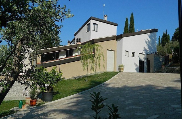 Casa Ennio: A modern and graceful two-story apartment that is part of a villa situated in a quiet location, a few minutes from the town center, with Free WI-FI.