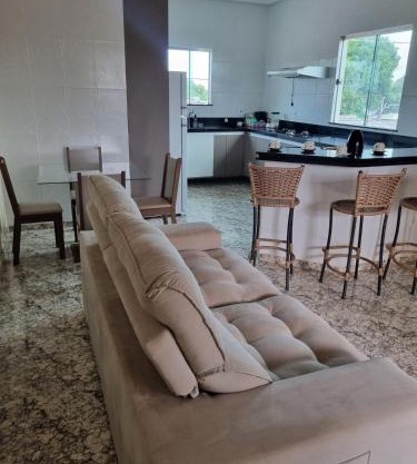 Casa espaçosa, Mobiliada e bem localizada