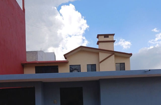 Two story house 3 queen bedrooms plus a double bed. 2.5 bathrooms