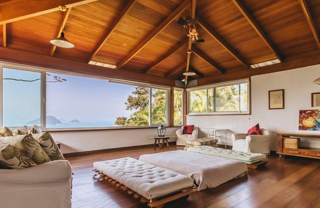 Casa em Ubatuba com piscina e vista incrível
