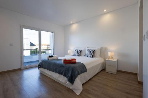 Casa Férias com Piscina Aquecida e Suítes Privadas 1