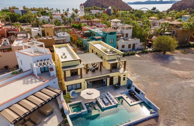 Casa Feliz, Villa w/ private Resort Pool and Luxury Accommodations, Car and Boat