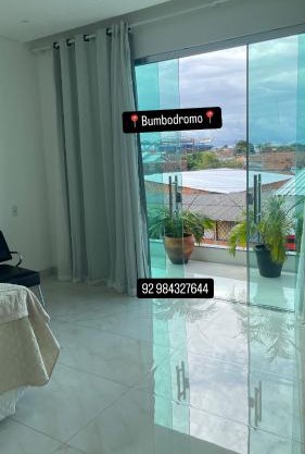 Casa Festival de Parintins 2025 com vista para o Bumbodromo